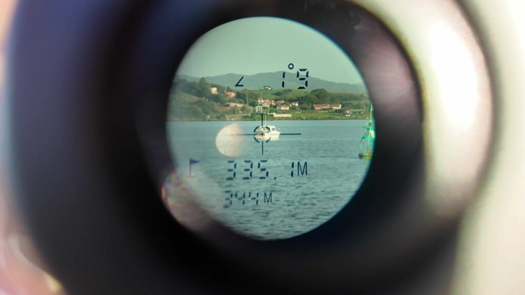 Vue à travers un télémètre laser permettant de mesurer la distance en mer
